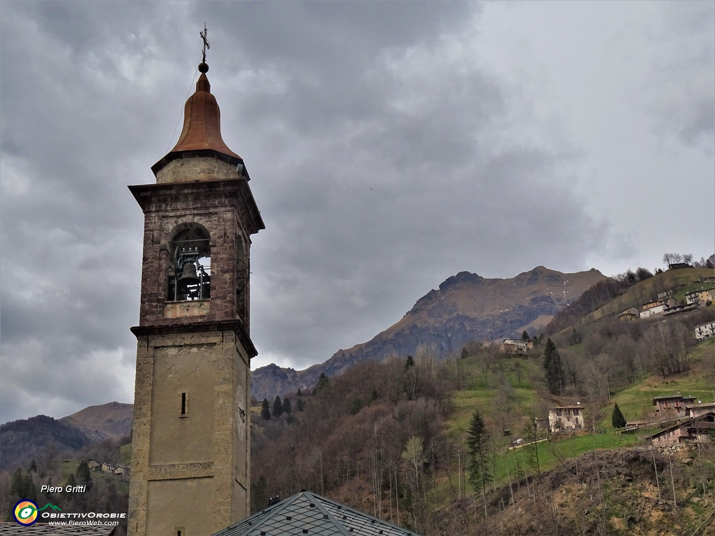 77 Vista sul campanile della chiesa e sul Pizzo dei Tre Signori.JPG